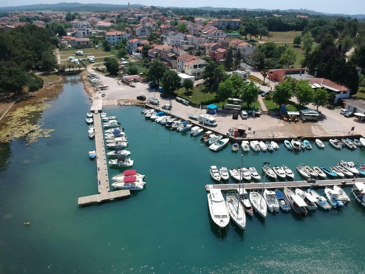 Apartments Slavica Funtana 0*,